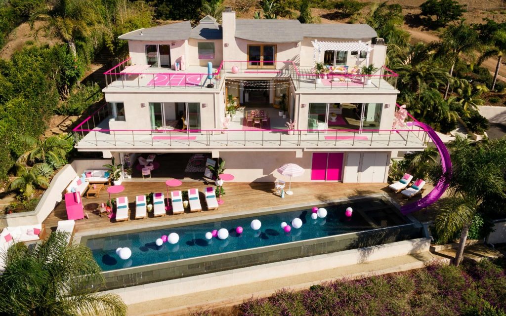 คุณสามารถอยู่ใน Malibu Dreamhouse ในชีวิตจริงของบาร์บี้ได้